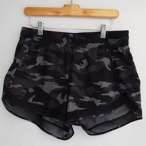Athleta - Mesh Racer Run Mid Rise 4in Short - Medium - Black Camo Print